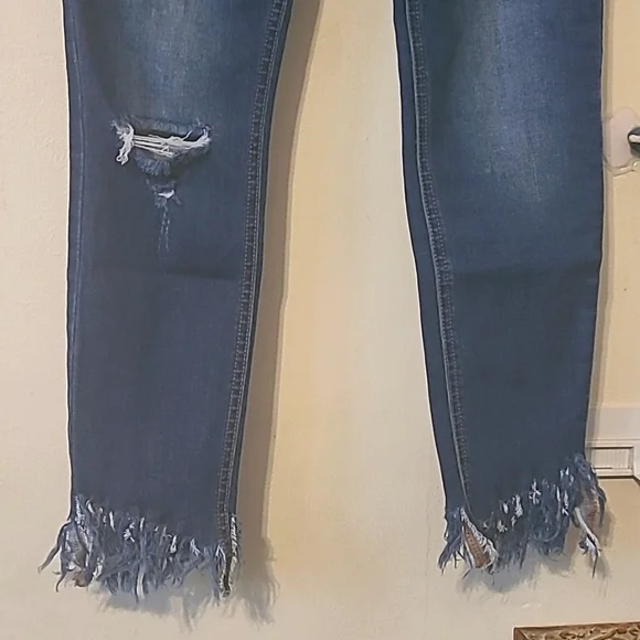 Free People mid-rise distressed frayed ankle jeans, size 25. - Picture 10 of 13